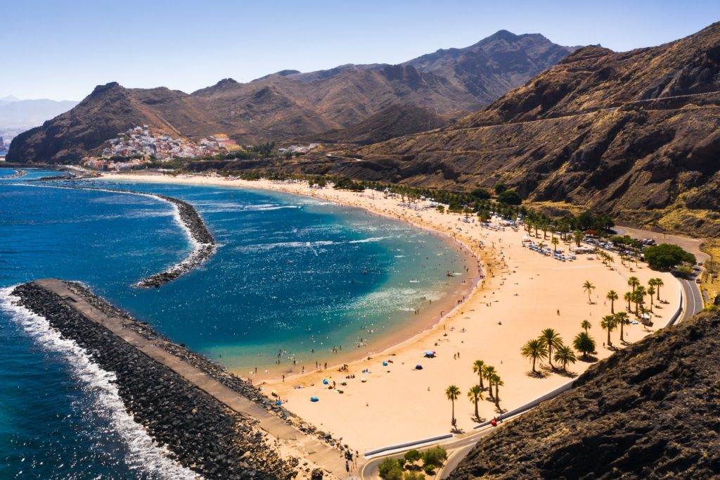 Der Strand ist toll – ich liebe ihn. Hier eine Aussicht auf den Strand von Las Teresitas un der Nähe der Stadt Santa Cruz de Tenerife.